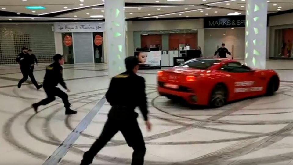 Bizár! Bývalý ruský starosta driftoval s Ferrari v obchoďáku